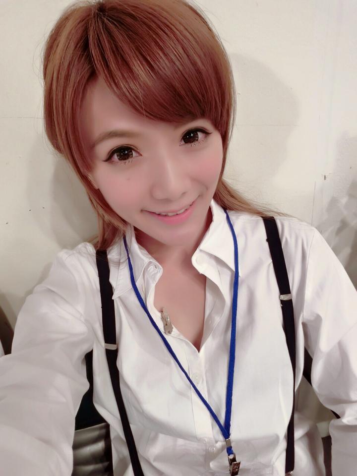 电玩女神虎牙妹化身美少女战士