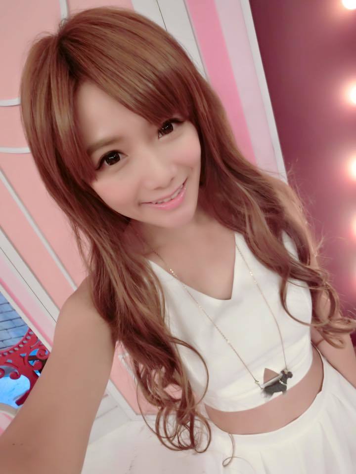 电玩女神虎牙妹化身美少女战士