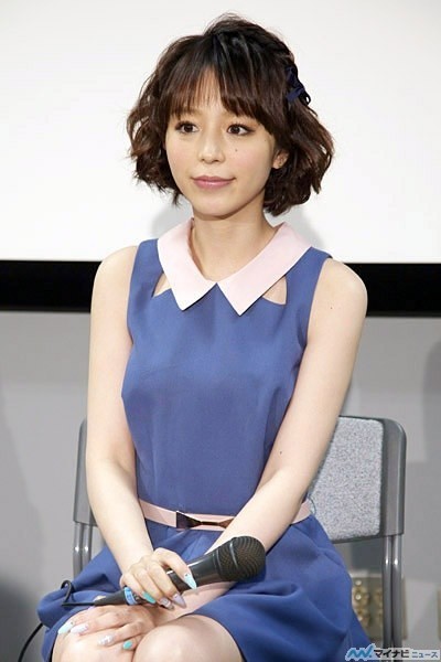 平野绫手术后晒裸腰美臀照