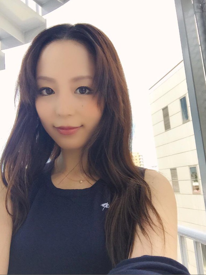 平野绫手术后晒裸腰美臀照