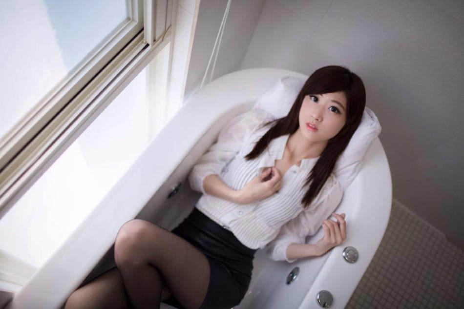 美腿模特林茉晶化身小女仆