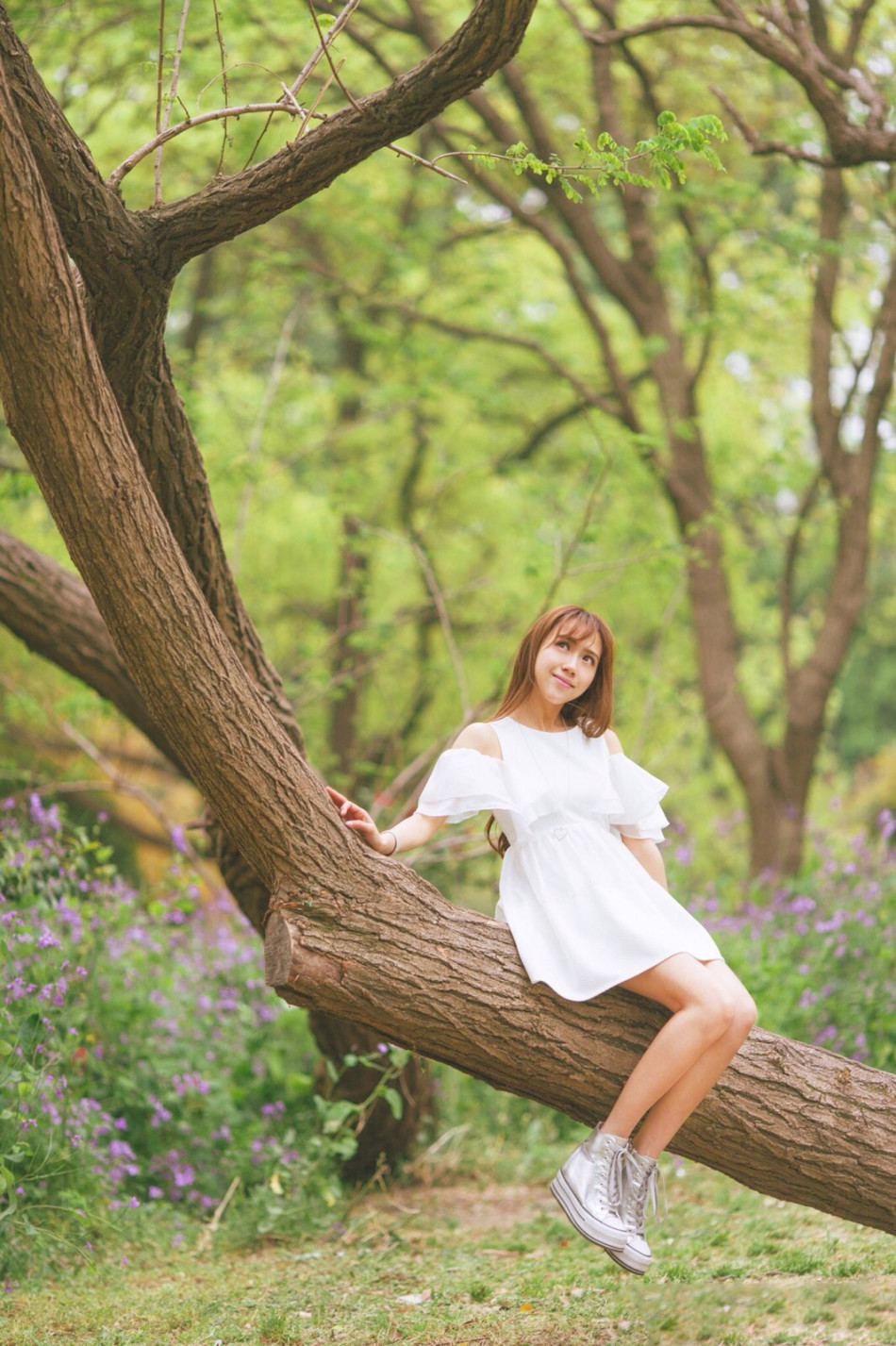 宝宝原名傅若真,是一名电竞圈美女主持人