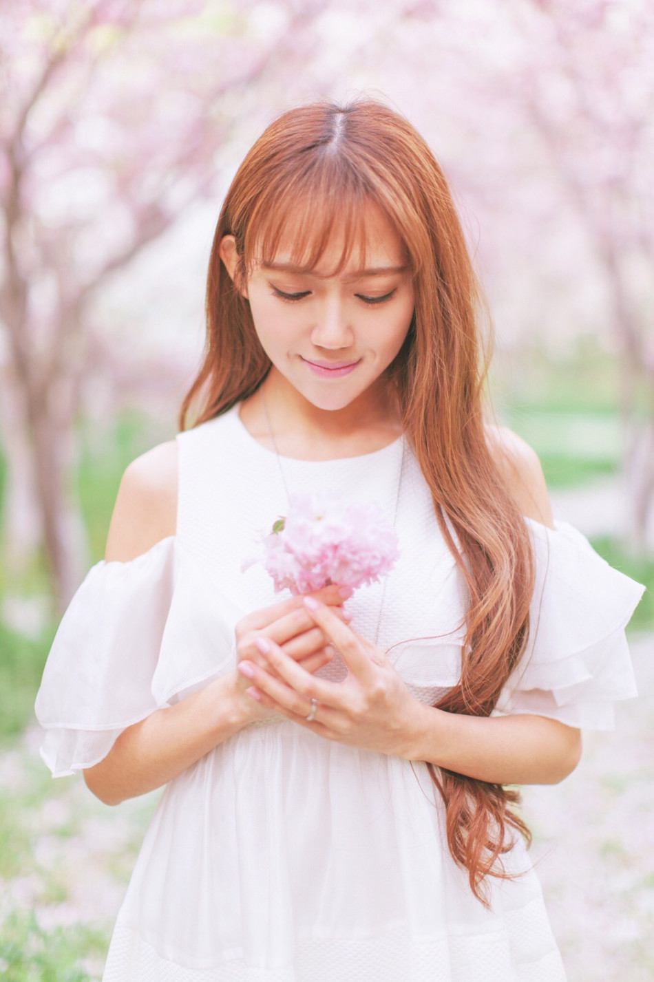 宝宝原名傅若真,是一名电竞圈美女主持人