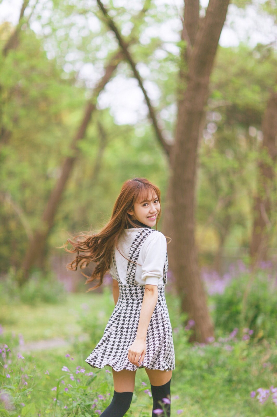 宝宝原名傅若真,是一名电竞圈美女主持人