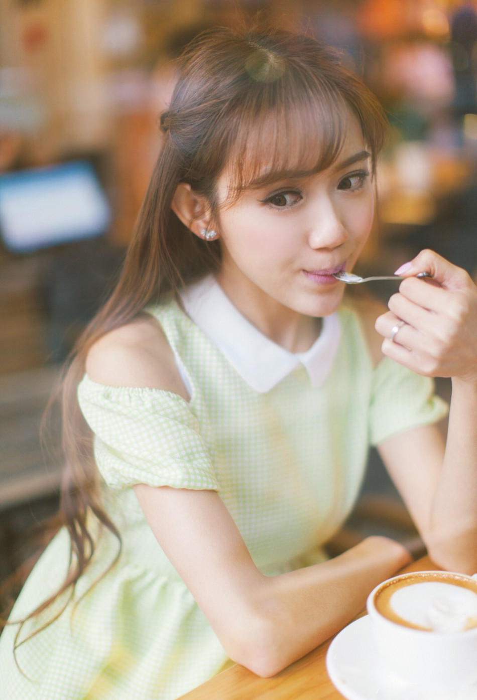 宝宝原名傅若真,是一名电竞圈美女主持人