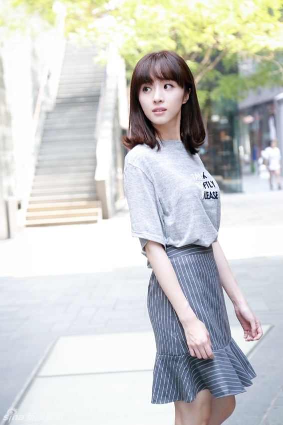 胡冰卿丸子头造型代言游戏