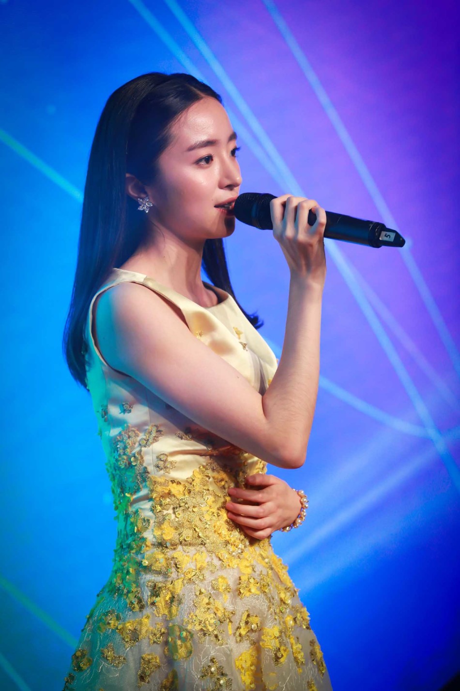 胡冰卿丸子头造型代言游戏