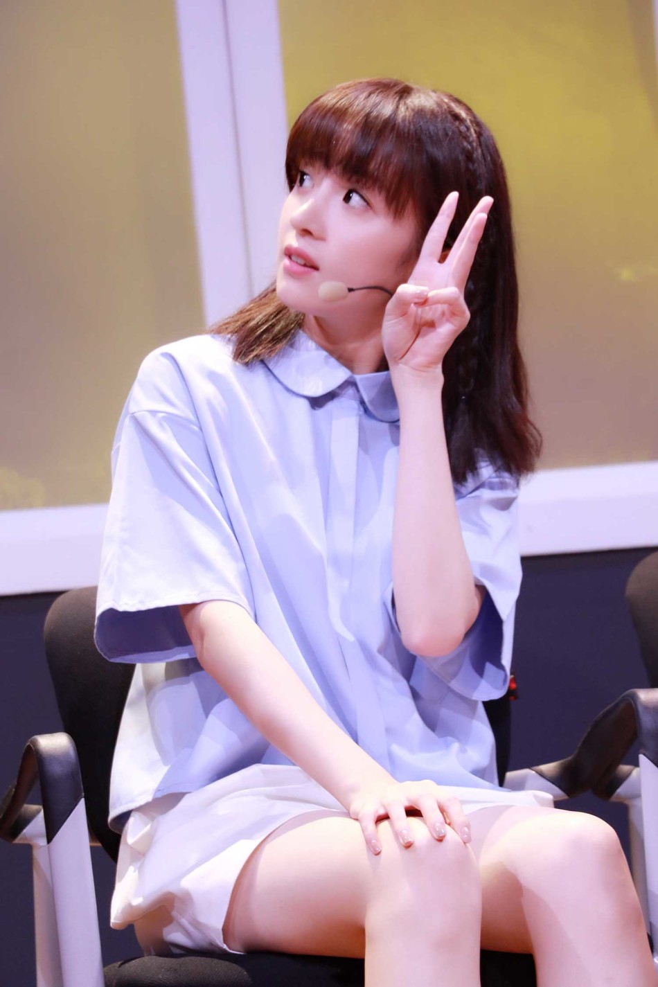 胡冰卿丸子头造型代言游戏