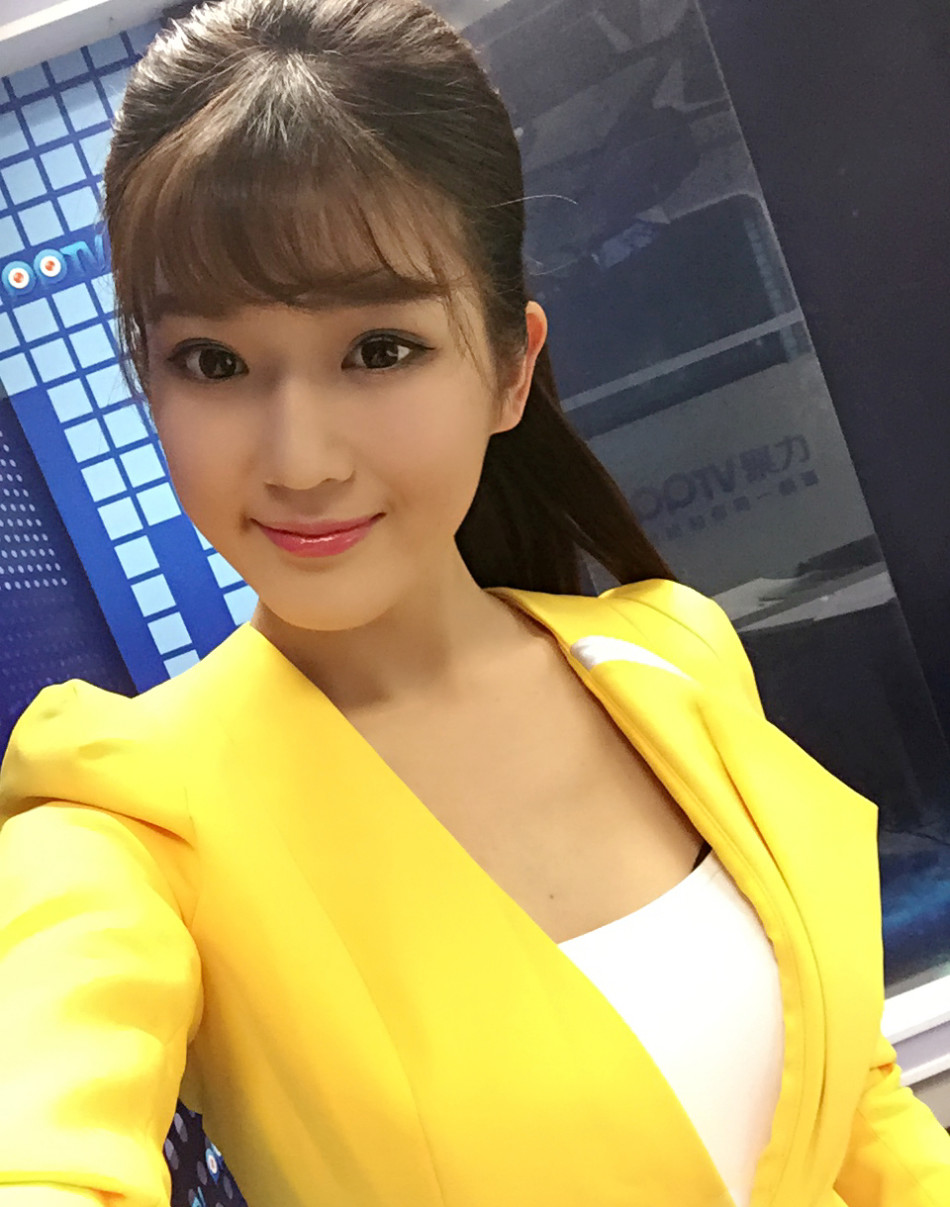美女体育解说跨界主持电竞节目