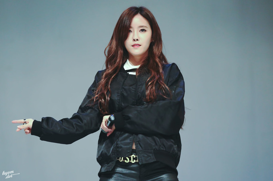 t-ara组合由朴智妍,李居丽,全宝蓝,朴素妍,咸恩静,朴孝敏6人组成,是