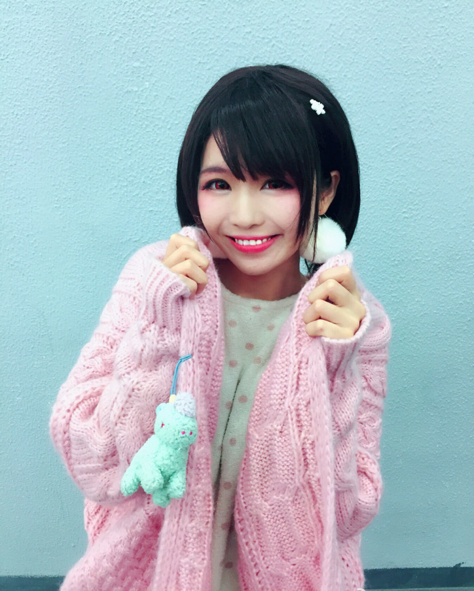 李彩瑞是一位热爱游戏的二次元萌妹,她出过cos,做过游戏主播,也懂