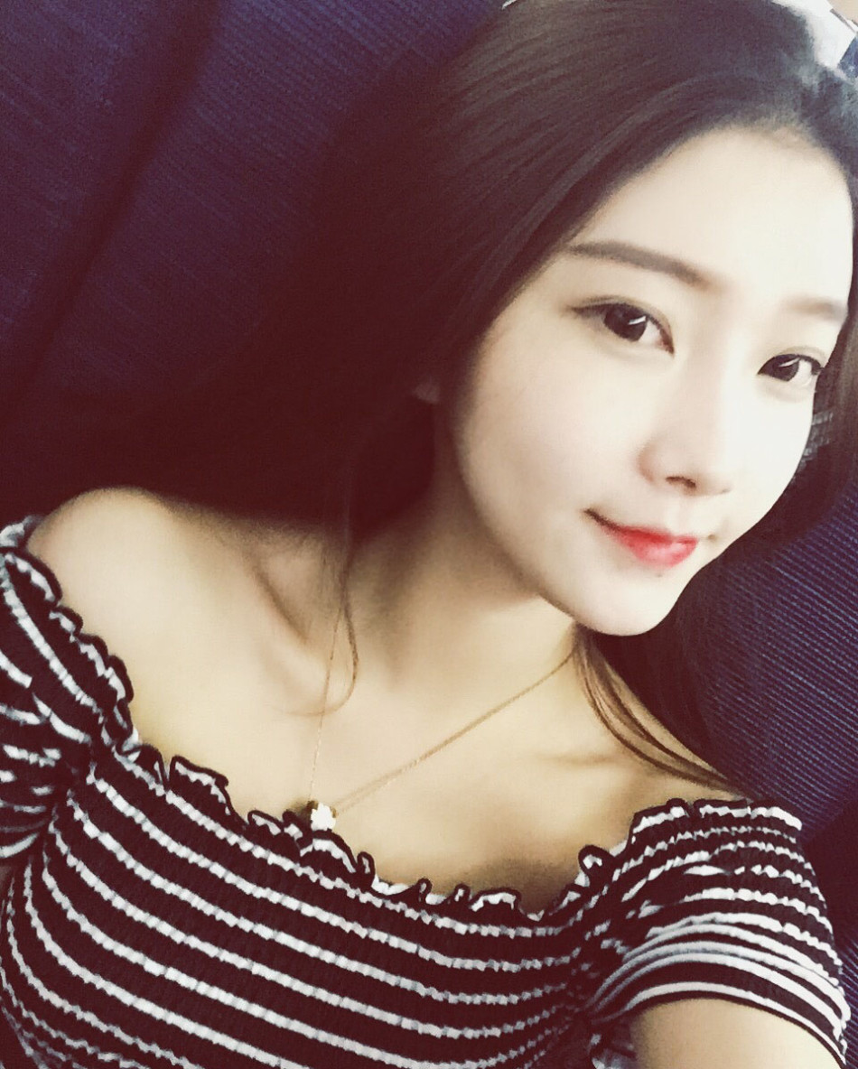 美女大学生孙瑜最爱英雄联盟