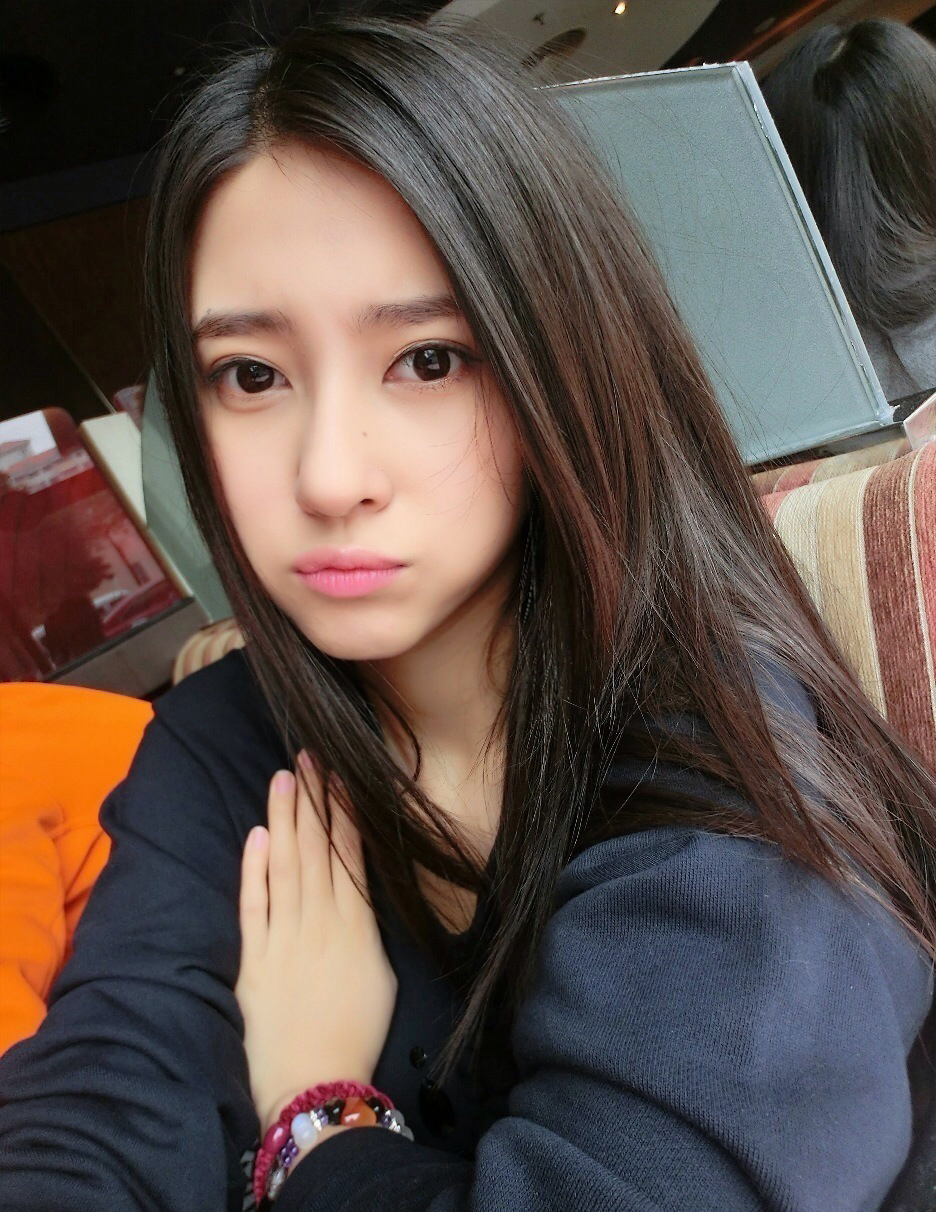 钟鹿纯曾就读于北京服装学院,是一名出色的模特,经常参加车展及走秀