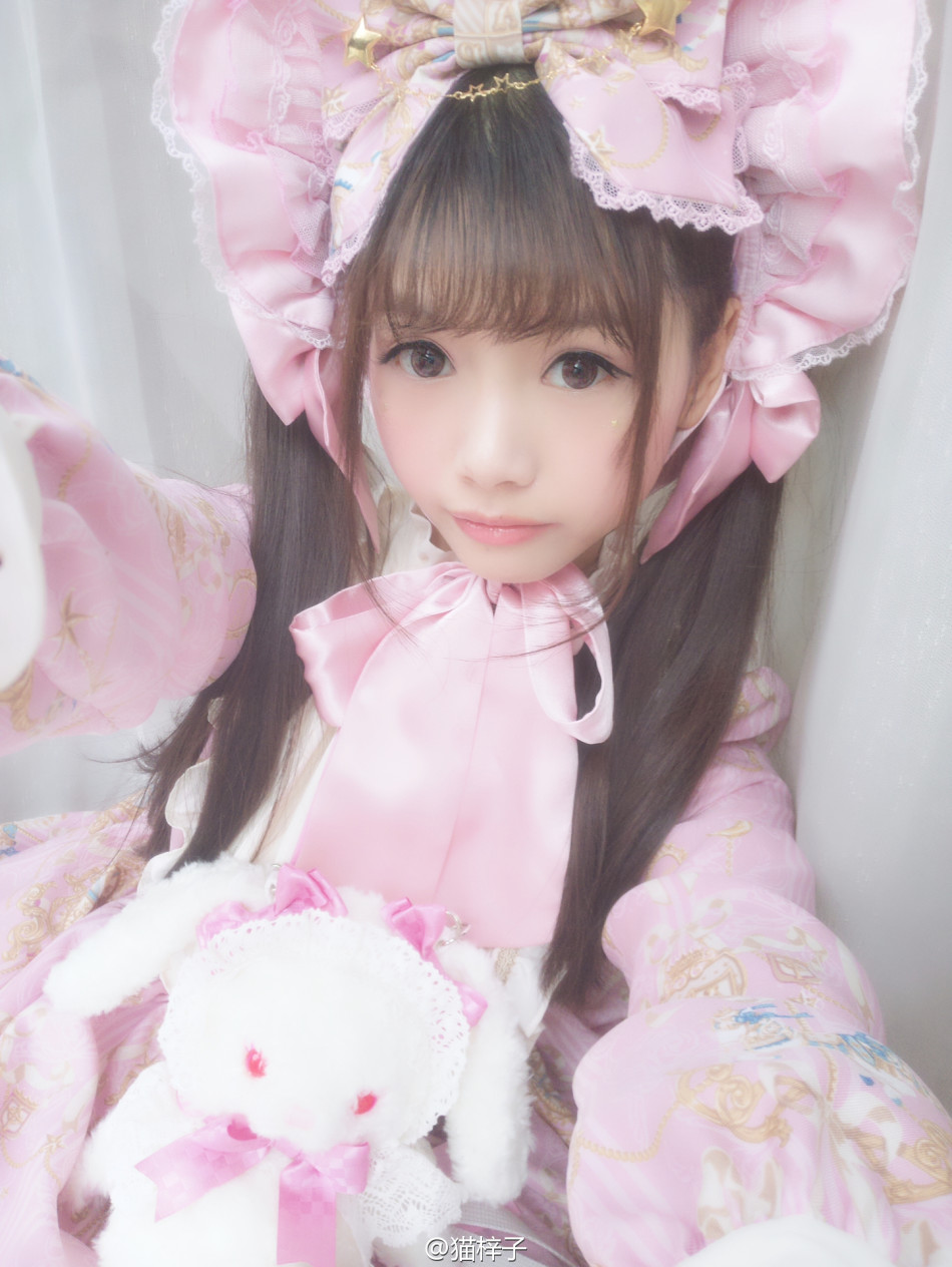 > 可爱coser猫梓子面容似真人娃娃