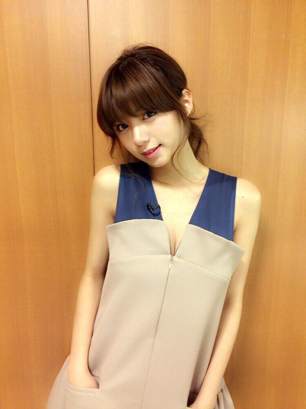 先前她曾拍过一系列性感写真,并且因为拍照近乎无死角,嘟嘴唇的自拍