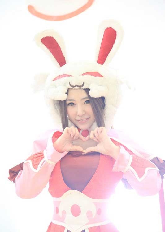 showgirl妃小美细腰嫩乳受追捧