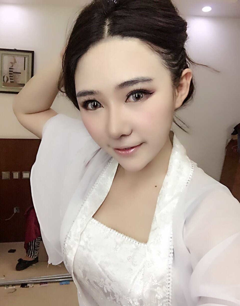 showgirl妃小美细腰嫩乳受追捧
