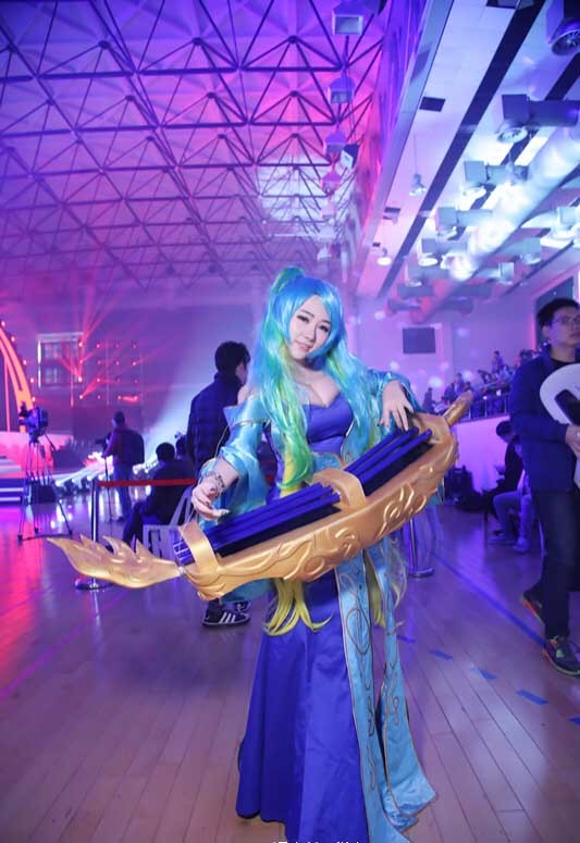 showgirl妃小美细腰嫩乳受追捧