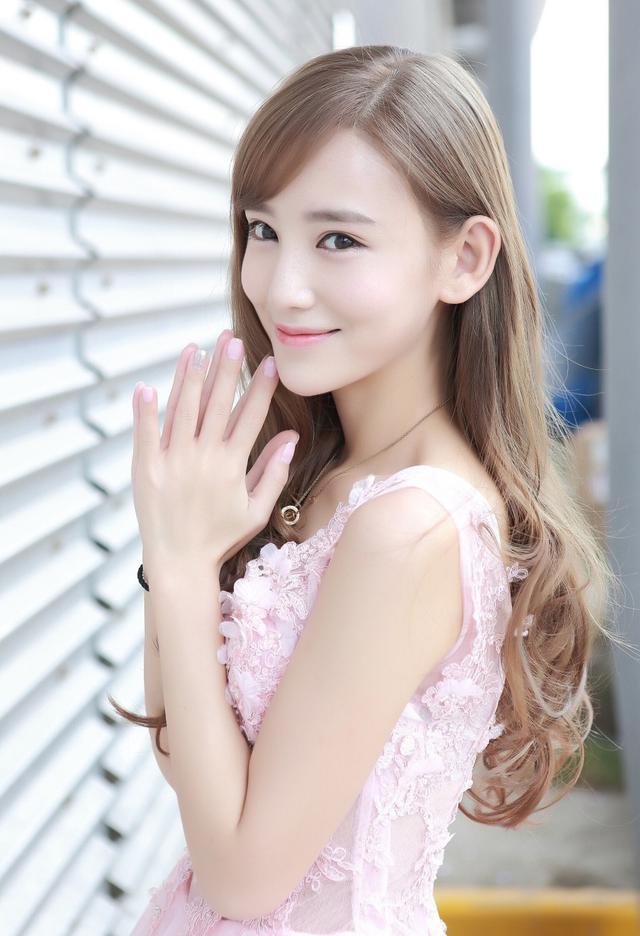 李玉洁展示锁骨堆硬币绝技