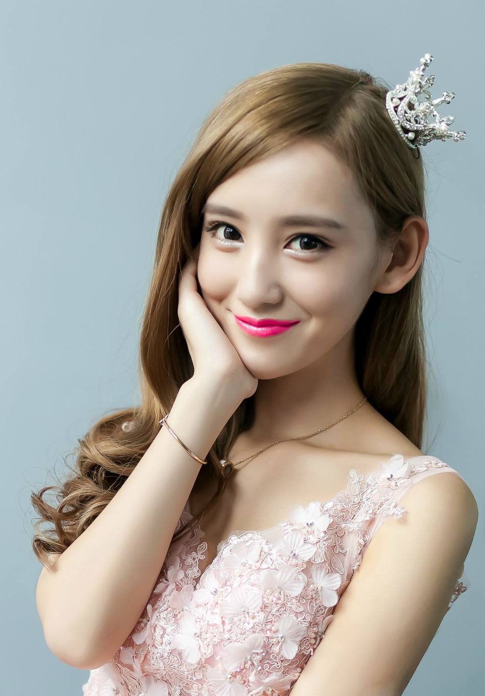 > 李玉洁展示锁骨堆硬币绝技