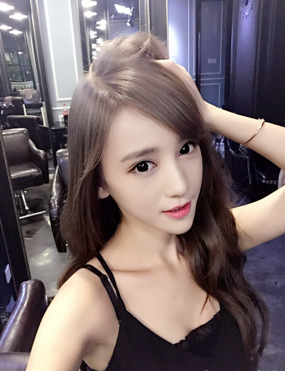 > 李玉洁展示锁骨堆硬币绝技