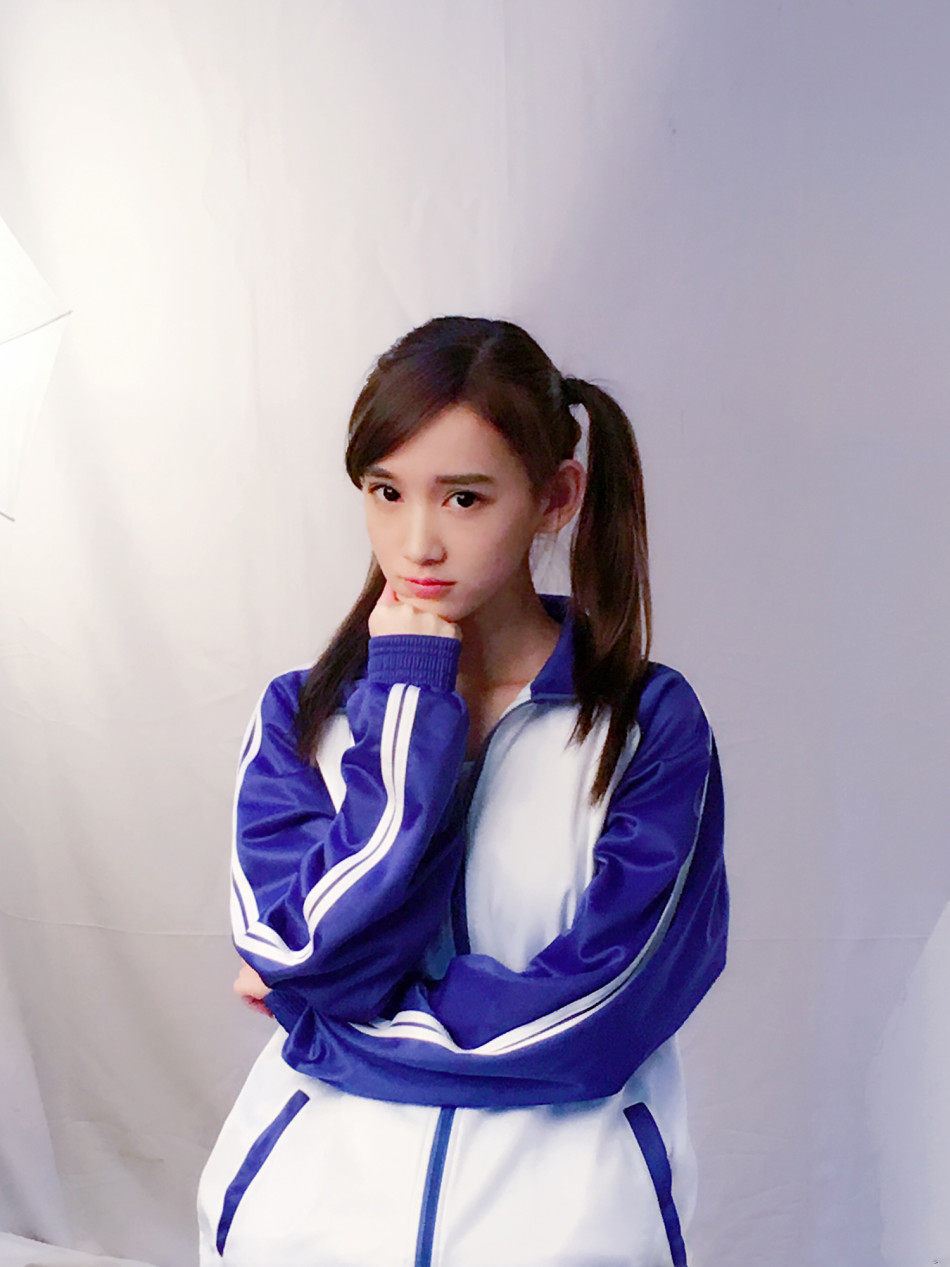 李玉洁展示锁骨堆硬币绝技