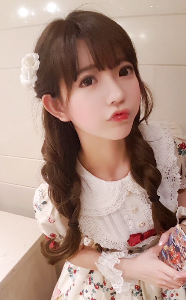 yurisa是一名韩国模特,在推特和ins上走红,她不但