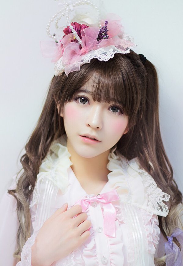 yurisa是一名韩国模特,在推特和ins上走红,她不但