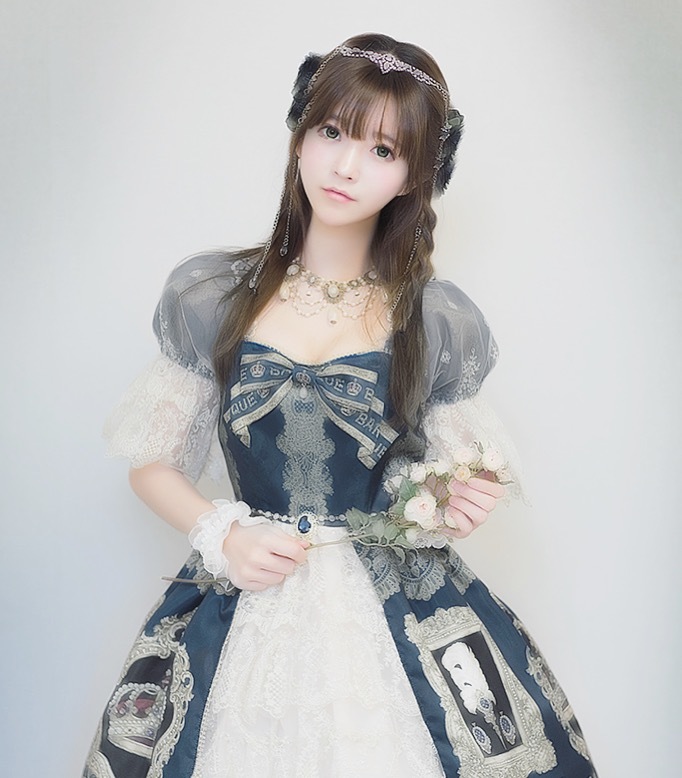 yurisa是一名韩国模特,在推特和ins上走红,她不但