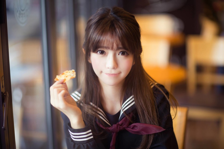 yurisa是一名韩国模特,在推特和ins上走红,她不但