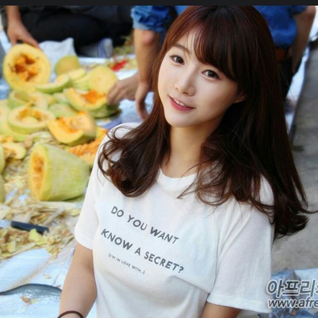 泳装包不住的性感韩国女主播