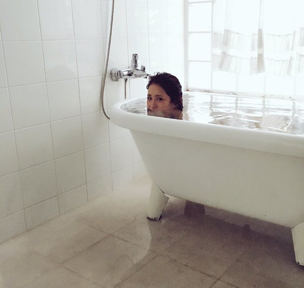 话说虽然身为写真明星,但是神室舞衣出道也算蛮晚的.