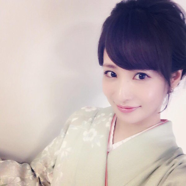 漫画迷超性感御姐上演湿身秀