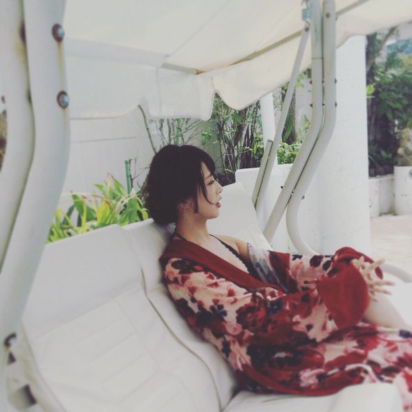 话说虽然身为写真明星,但是神室舞衣出道也算蛮晚的.