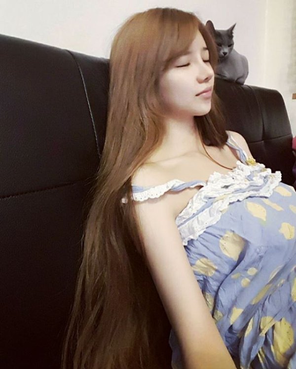 娜美身材女主播晒制服私照