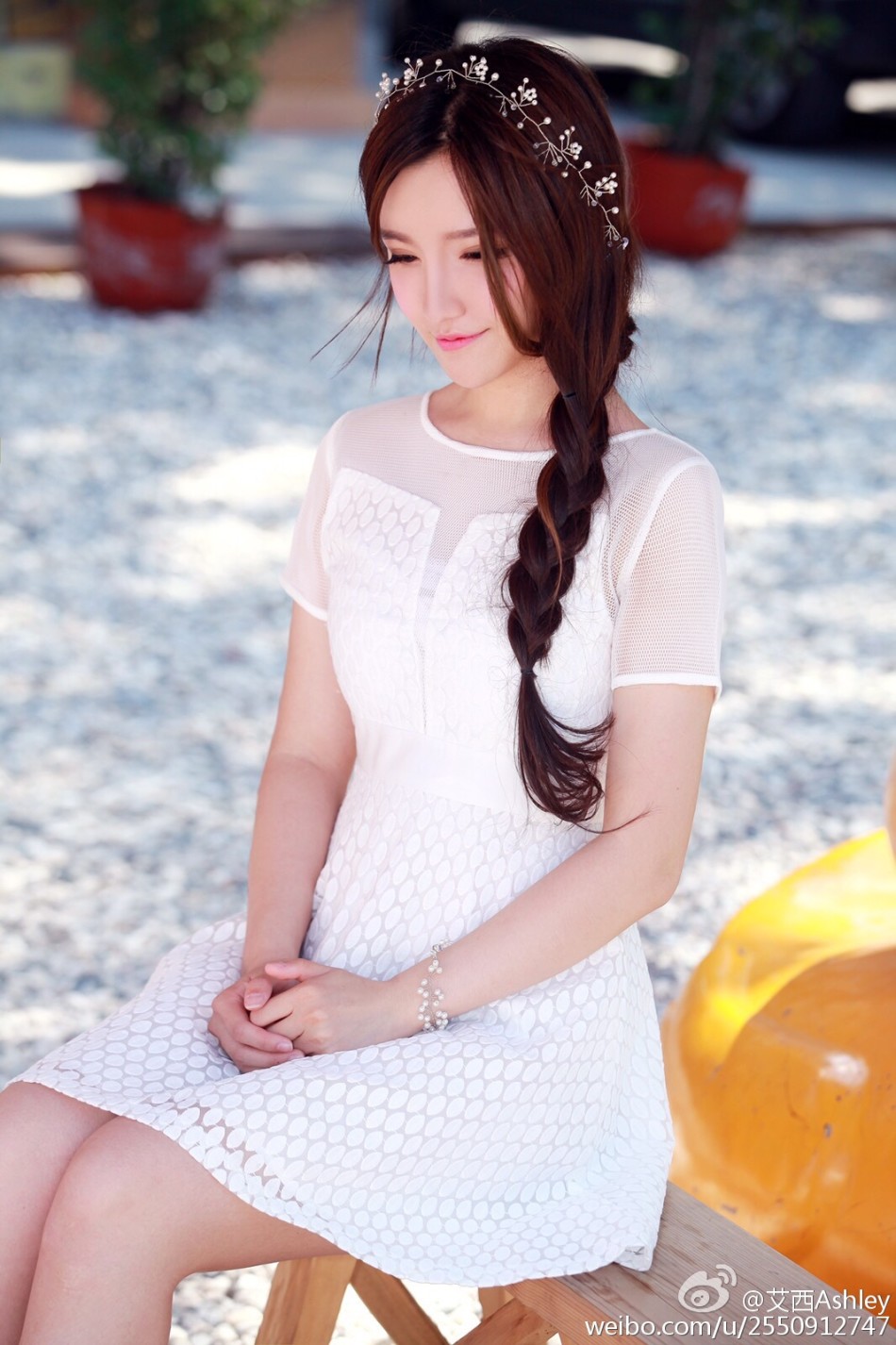 的女友意外曝光,从曝光的图片上可以看到uzi和艾西ashley一起逛街遛狗