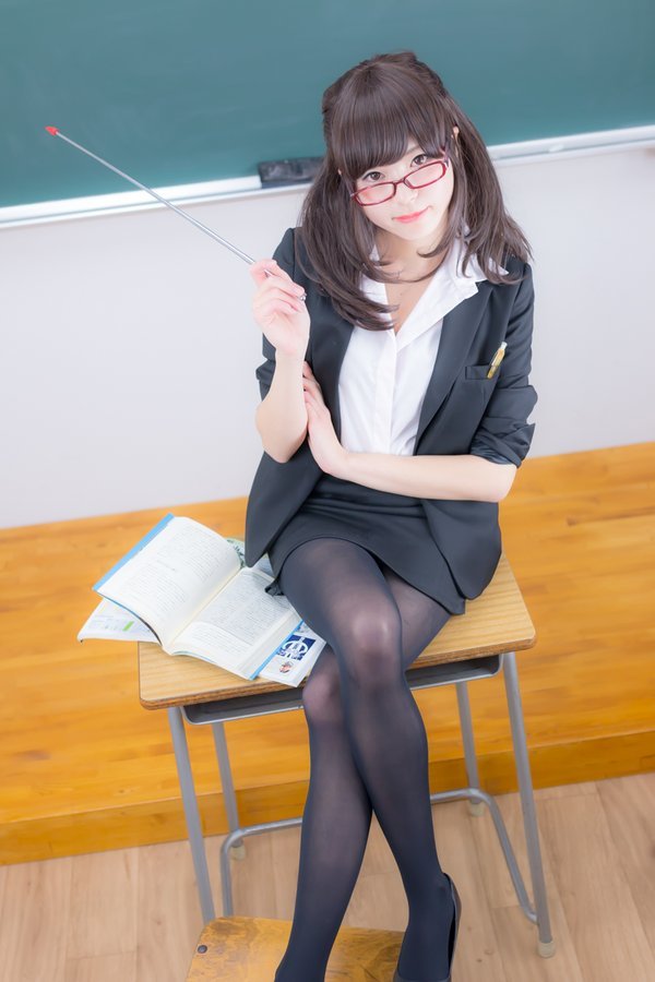 所以一定要来分享给大家,纤细的黑丝美腿和略带稚嫩的脸庞真的很让人