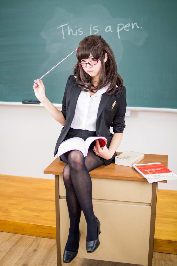 所以一定要来分享给大家,纤细的黑丝美腿和略带稚嫩的脸庞真的很让人