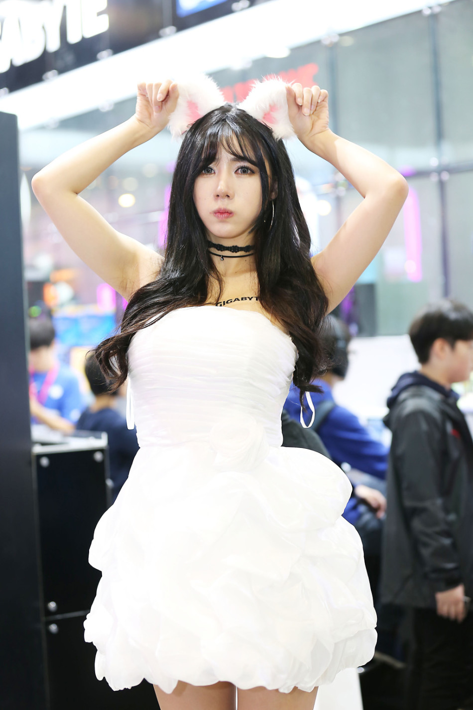 美女玩家性感写真 翘臀惹人爱 - 新浪游戏