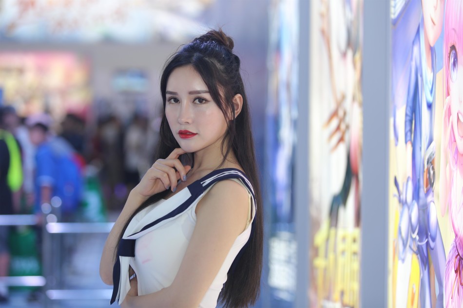 蔡慧却用她知性大气的独特气质征服展台的游客,她是一名聋哑人,却凭借