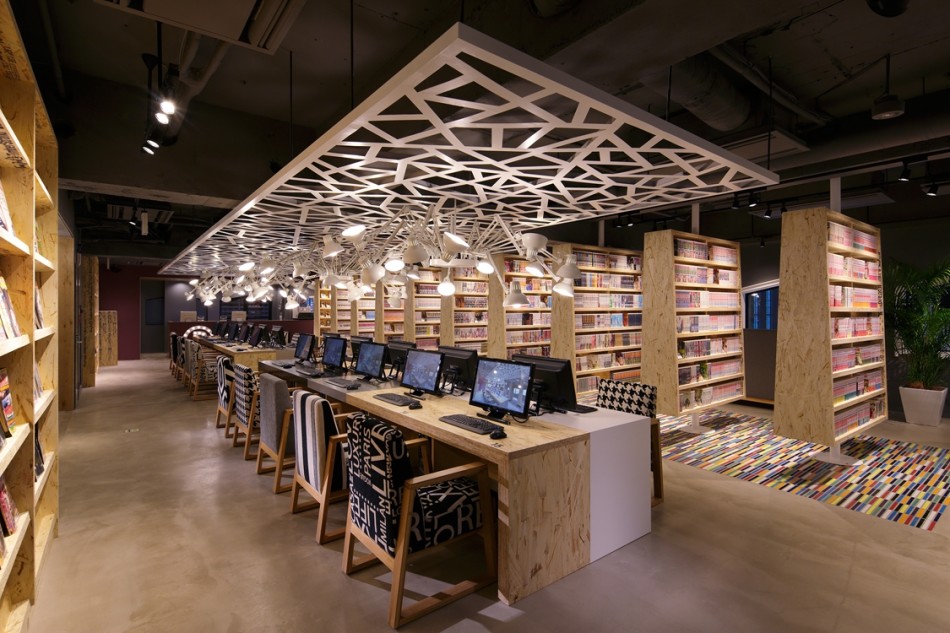 大家展示的这家网吧是来自日本东京歌舞伎町一番街内的一家网吧(网咖)