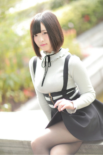 > 雪白肌黑丝袜 美少女coser晒"杀死童真服"