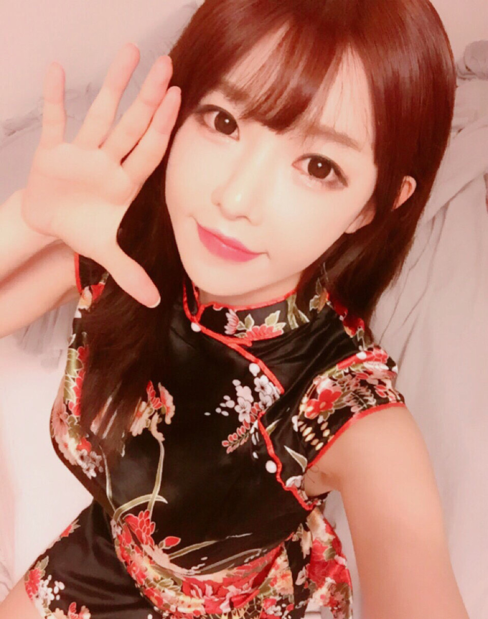 胸器呼之欲出 性感主播晒私照