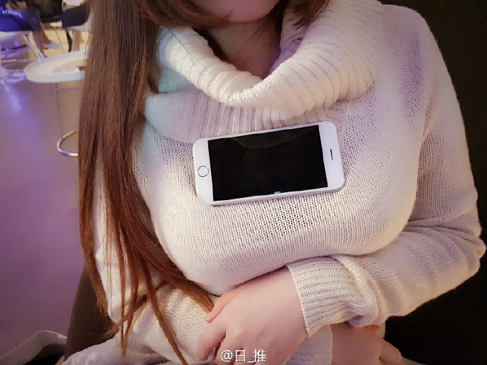 岛国妹子大玩胸部放手机游戏