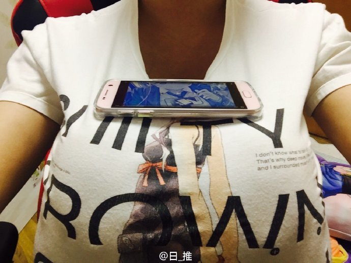 岛国妹子大玩胸部放手机游戏