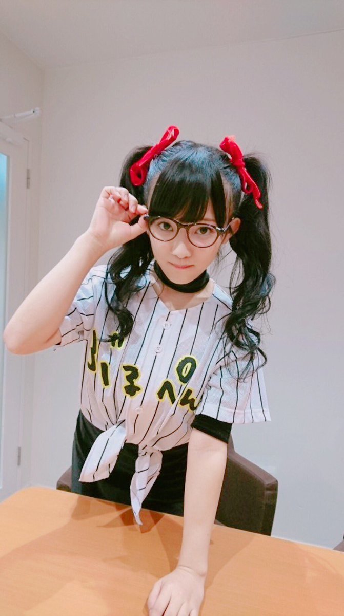 > 胸上放手机挑战最终获胜者 11区萌妹胸大惊人