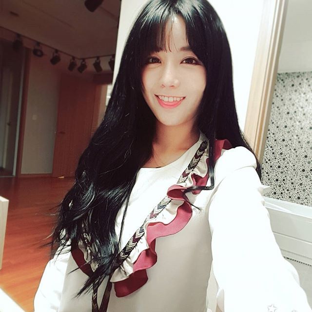 徐润福不仅长相甜美,而且身材还十分的有料,就算没有h罩杯也绝对有g