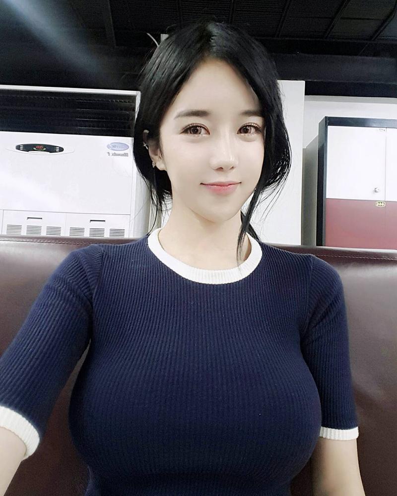 李秀彬有着娜美一般的二次元身材,长相清纯不输 yurisa,有真人娃娃的