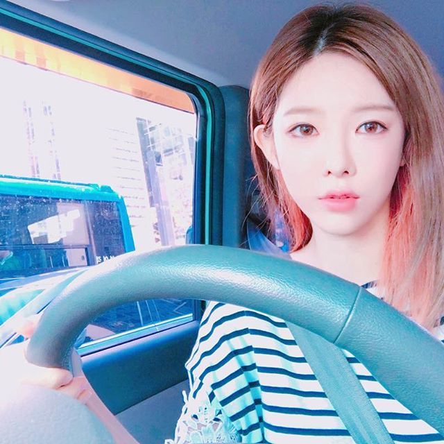 韩国女主播回国开百万保时捷