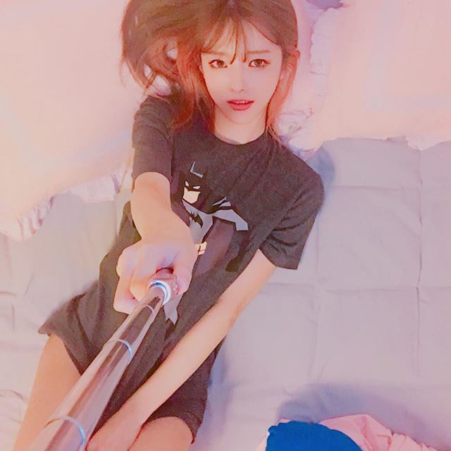 韩国女主播回国开百万保时捷